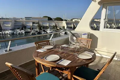 Image de Appartement 2 pièces, terrasse vue port, parking privé, clim, animaux admis