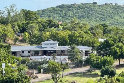 Image de Luxury 6 Bed Villa, 3 Min walk from Pigeon Beach, Private Pool, own Pickle Court