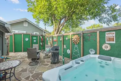 Image de Private Hot Tub, 1. 4 miles to Main Street, 5 minute drive.