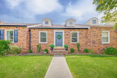 Image de Stylish Condo, sleeps 6, private fenced in back yard with pergola and fire pit.