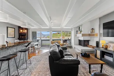 Image de Lakefront Condo with Marina Access & Stunning Mountain Views!