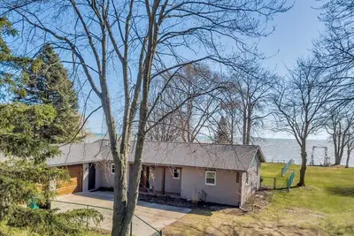 Image de Your Own Private Beach Getaway! ! Fantastic 3 Bed 2 Full Bath Lake Front Home! ! !