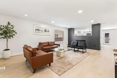 Image de 5 Bedroom house in prime location by the village