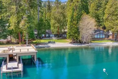 Image de La Dolce Vita – Lakefront, Buoy, Pool Table & Boathouse Deck