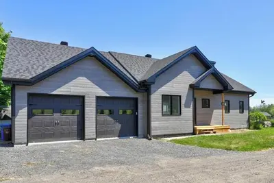 Image de Chalet avec vue sur le lac – Spa, foyer & garage double