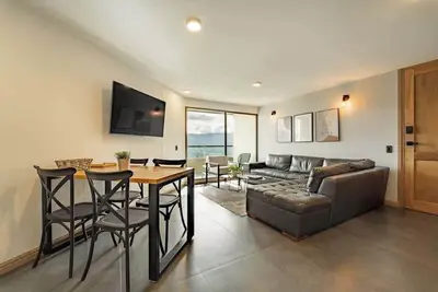 Image de |Ep| Spacious 2br Apt Near Tesoro Mall, ACs, Gym