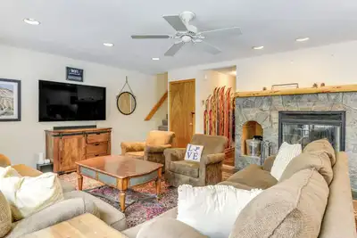 3 min to Mt Snow & Free Shuttle! Family-Size fun, Wood Fireplace, Arcades.