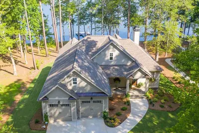 Image de New Luxury Lakefront Home! Hot tub, Boat and Swim Dock