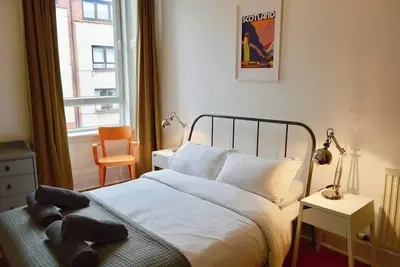 Image de Bright 1 bedroom apartment 15 minute walk from the city centre