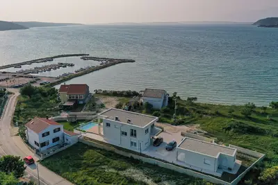 Modern & minimalistic 4-bedroom villa with lots of attractions