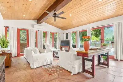Image de Mountain View Cottage Home in Malibu, close by to the beach!