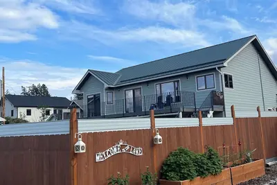 Image de Short walk to Flathead Lake, 5-bedroom home with Ac & WiFi in downtown Somers