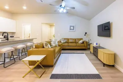 Image de Four beds w/ 1 king, 3 queen beds each with a Tv. Centrally located! No pets