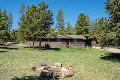 Image de Peaceful Cabin Nestled in the Pines with a Short Walk to Lake Granby