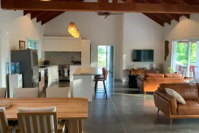 Image de Modern holiday home. 1 minute walk to tropical beach, cafe and turtle swim.