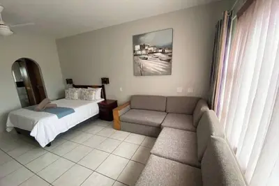 Image de Suntide Cabanas ground floor studio apartment, Margate beach