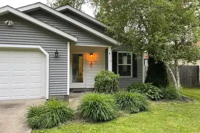 Image de Cozy 3br 2ba, sleeps 8 with Ac, WiFi, close to the strip and Spire Academy!