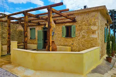 Image de \"Brown on Green\" stone house with amazing view
