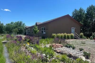 Cheerful 4 bedroom home! Quiet and spacious!