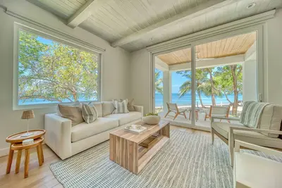 Image de Stylish Beachfront 3-bedroom Townhome in West Bay Roatan