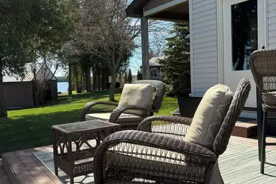 Image de Cozy cottage with pond and lake views in charming Garden