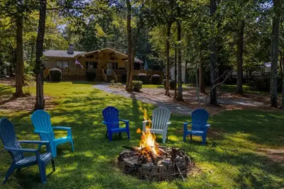 Image de Cozy Lake Cabin | Porch, Hot Tub & Fire Pit