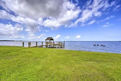 Image de Waterfront Retreat w/ Pier, Game Room & Fire Pit