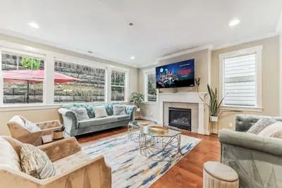 Image de Family Relocation Ready! Spacious 5 bed home — Pets Welcome, Near Nike & Intel