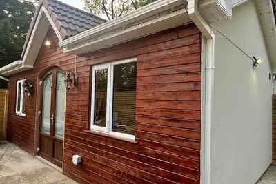 Image de 1-Bed Cosy Cottage near Emerald Park - Sleeps 5