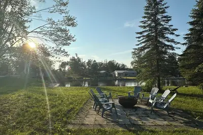 Image de Amazing Lakeside Cottage in the Venice of Ontario-Lagoon City