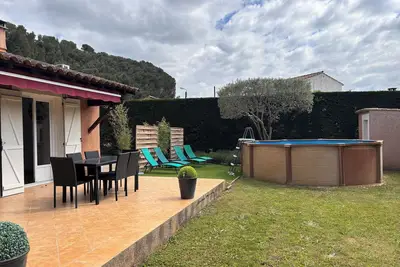 Image de Maison chaleureuse avec jardin et piscine.