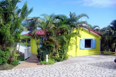 Image de Chalet Jaune, un parc de 2300m2, wifi, parking, piscine, cuisine, le bonheur