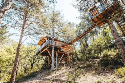 Image de Cabane dans les arbres avec jacuzzi privatif - Bois d'Arambe