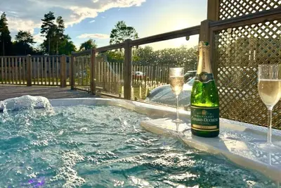 Image de Lodge-de Luxe-Douche-Vue sur la campagne-Lodge with Hot Tub