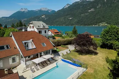 Image de Villa Mariette, grande villa de charme avec vue lac, piscine et grand jardin