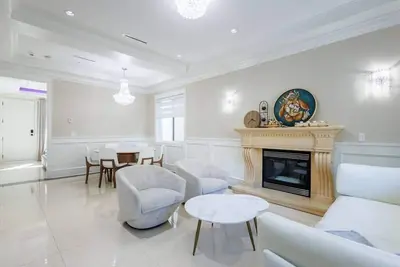 Image de Elegant, Spacious & Bright Gem ~ Balcony ~ Parking