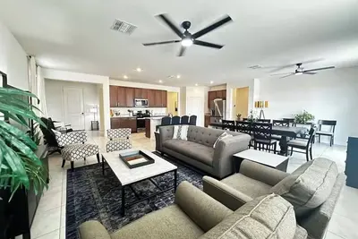 Image de Family Haven- Modern Comfort & Open Living