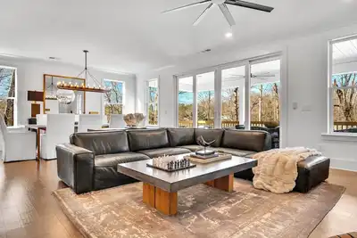 Image de Stunning 5-bedroom Lakefront Retreat on Lake Norman - Hot Tub, Kayaks, Firepit