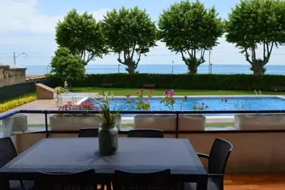 Family apartment with sea views, pool and beach access in Sant Pol de Mar