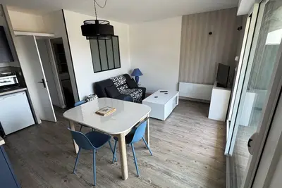 Image de Appartement à 400m de la plage et 200m des commerces de la rue piétonne.