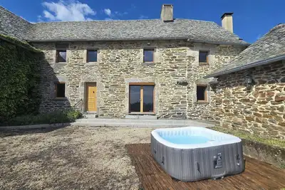 Image de Authentique corps de ferme d'Aubrac avec Jacuzzi. Dépaysement garanti!