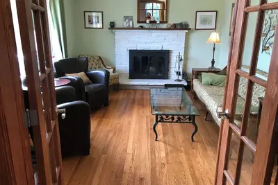 Image de Cheerful 4  bedroom house with large deck and garden in walkable neighbourhood.