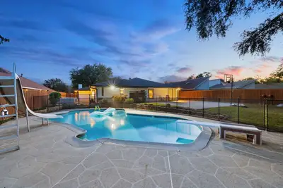 Image de 5br Plano Oasis • Pool, Backyard, 2 Kitchens, Game Room & B-Ball, Outdoor Living