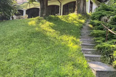 Image de Bright open space in a cozy green park