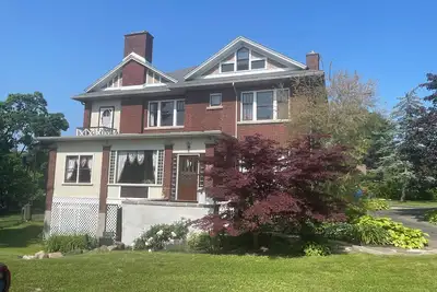 Image de Jenny’s Suites, historic house in Welland, 20 minutes from Niagara Falls.