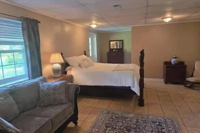 Image de Charming 2-bedroom pet-friendly apartment with large fenced yard, Ac, WiFi