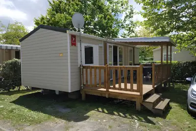 Image de Mobile Home '4 Personnes, Climatisé' avec piscine partagée, terrasse privée et climatisation