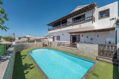 Image de Appartement de vacances 'Andres House' avec vue sur la mer, piscine privée et Wi-Fi