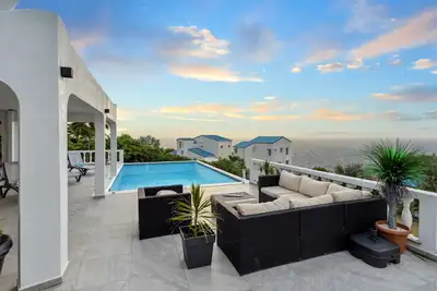 Image de Luxe 3br Villa: Pool & Sweeping Ocean Views