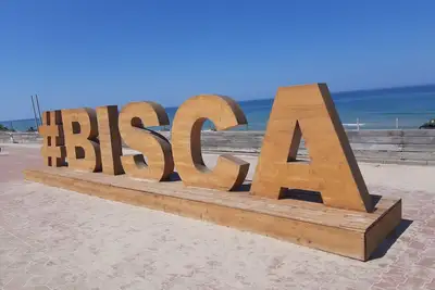 Image de Face à la dune, une grande terrasse au soleil couchant.